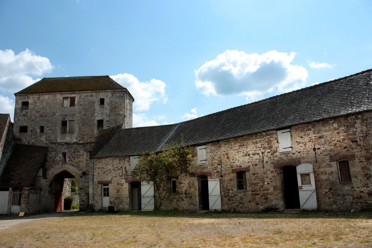 cour du château de Montépilloy