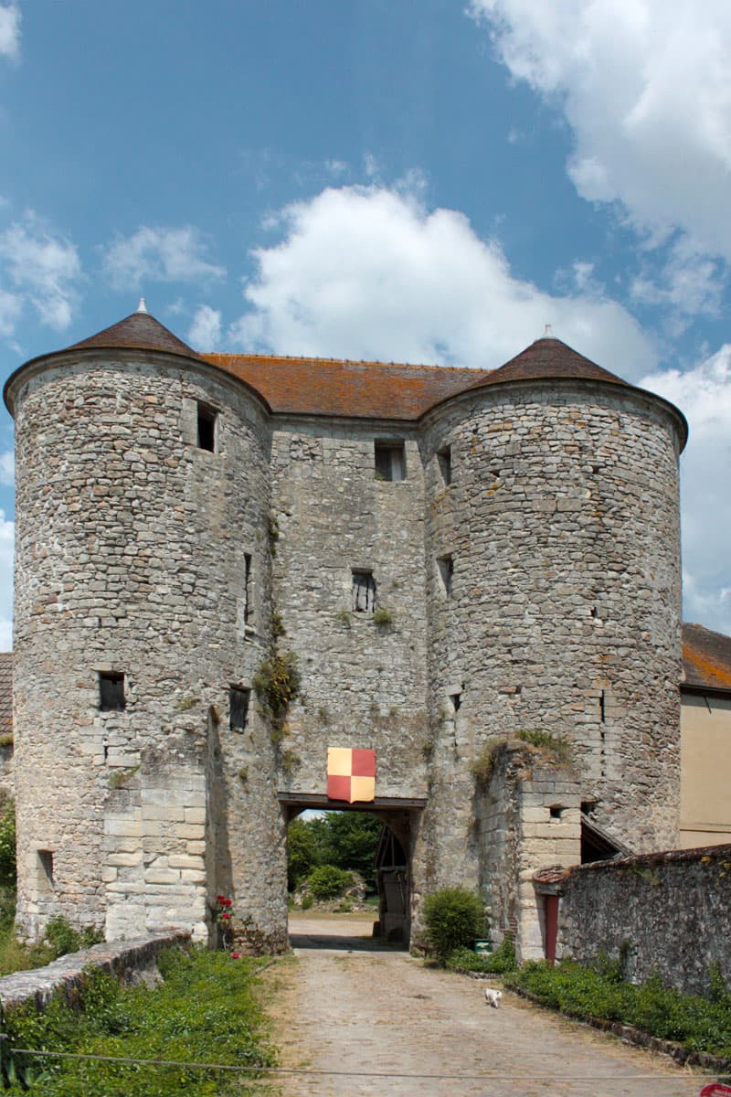 La porte fortifiée du château de Montépilloy