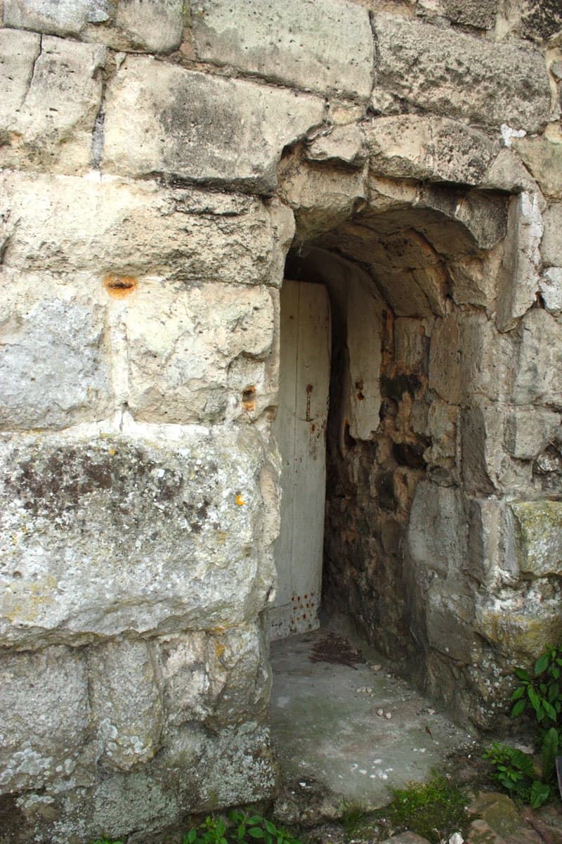 épaisseur du mur dans l'embrasure d'une porte au château de Montépilloy