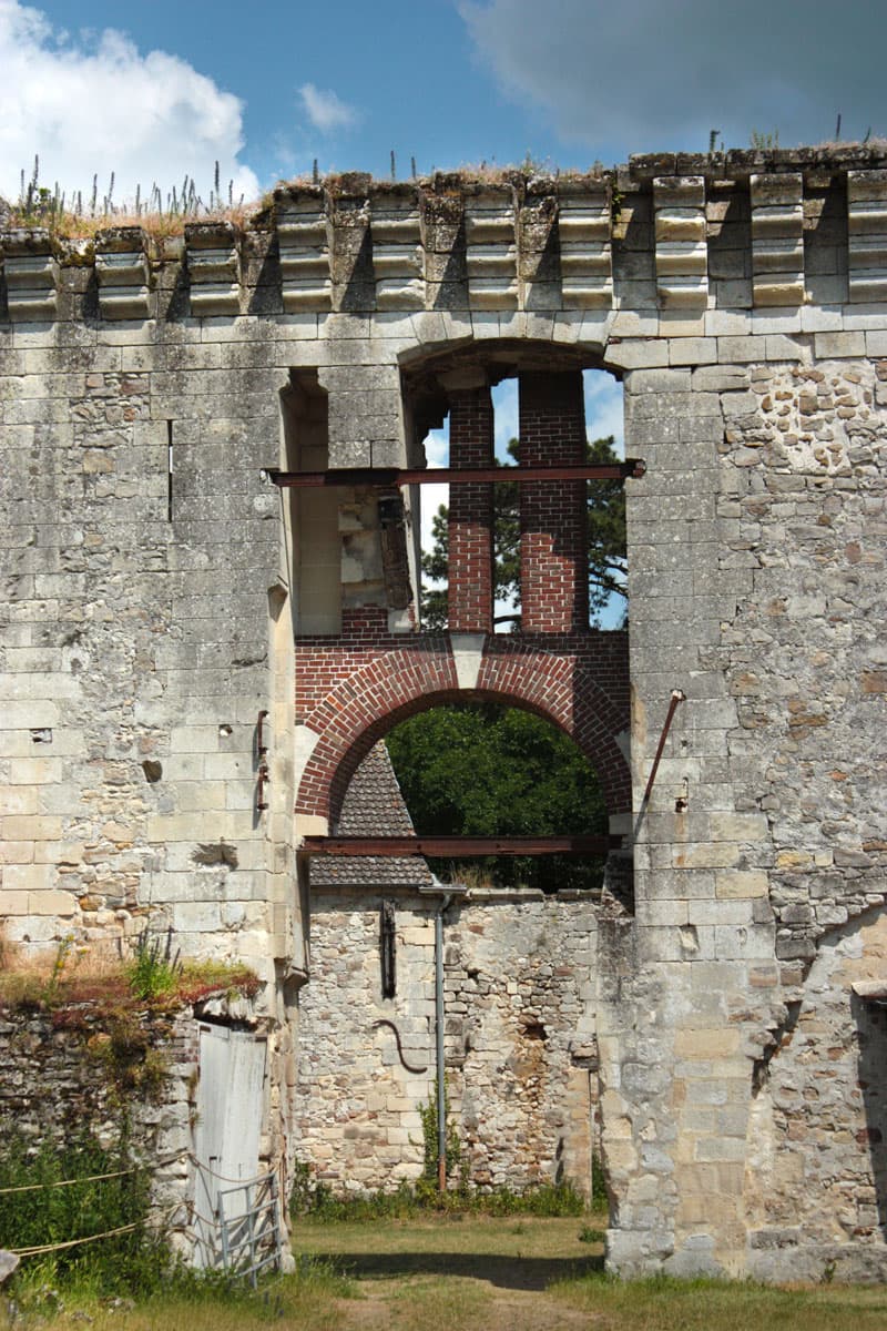 cortine couronnée de mâchicoulis au château de Montépilloy