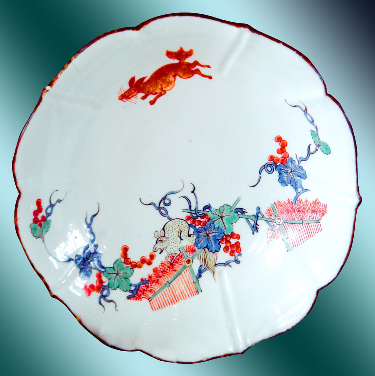 assiette en porcelaine de Chantilly, motif Kakiemon